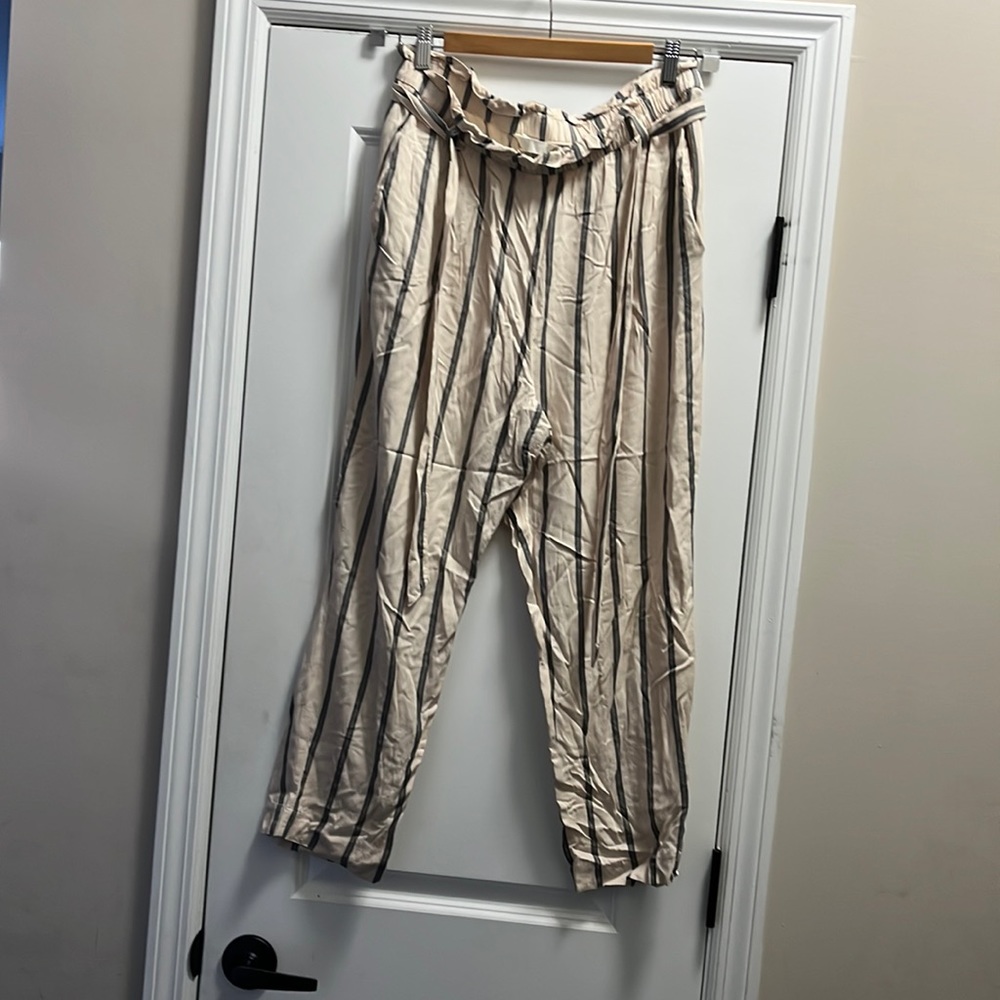 Striped, soft crop length pants with belt and front pockets. H&M size 12.